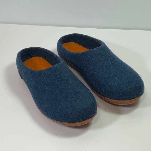 Kyrgies Handmade Wool and Leather Molded All Natural Slippers - Picture 2 of 10